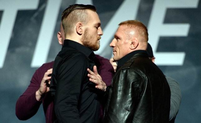 McGregor (esq.) tem ampla vantagem sobre Siver (dir.) nas casas de apostas. Foto: Jeff Bottari/UFC