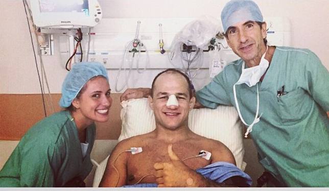 Cigano (centro) divulgou foto sua ainda no hospital. Foto: Reprodução/Instagram