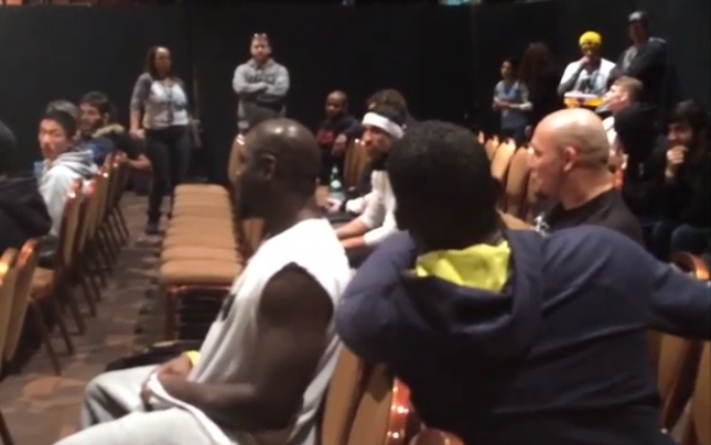 Jones e Cormier discutem  em lados opostos da sala nos bastidores do UFC 182. Foto: Reprodução/Instagram