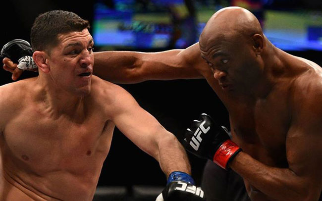 A. Silva (dir.) derrotou N. Diaz (esq.) em sua volta ao UFC após a grave lesão na perna.
