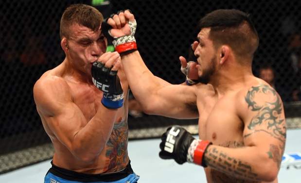 E. Escudero (dir.) acerta o brasileiro R. Monstro no UFC FN 60. Foto: Getty Images