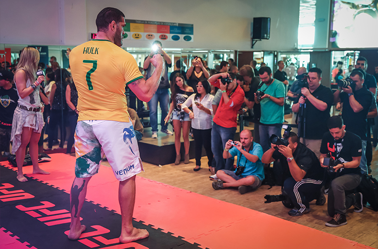 Pezão (foto) participa de treinos abertos do UFC Porto Alegre com a camisa de seu conterrâneo Hulk. Foto: Jefferson Bernardes/Inovafoto