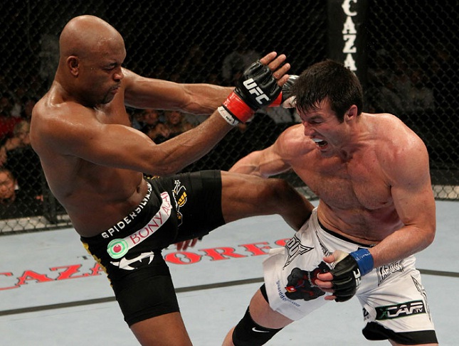 Sonnen (dir.) foi flagrado após sua primeira derrota para A. Silva. Foto: Josh Hedges/UFC