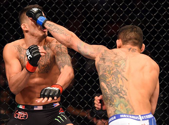 Rafael surpreendeu o campeão com uma trocação afiada e pressão do principio ao fim. Foto: Josh Hedges/UFC