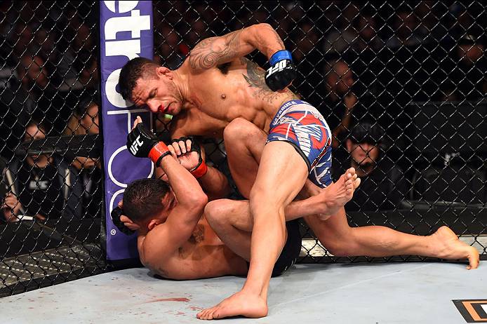 No solo, Rafael castigou Pettis com vários socos no solo. Foto: Josh Hedges/UFC