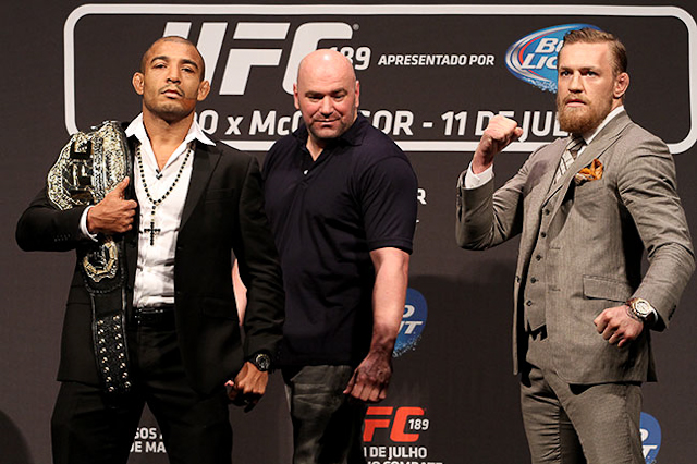 Aldo (esq.) e McGregor (dir.) encerram a turnê do UFC 189 na casa do irlandês. Foto: Josh Hedges/UFC