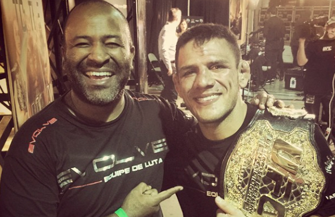 Cordeiro (esq.) comemora conquista de Dos Anjos no UFC. Foto: Reprodução/Instagram