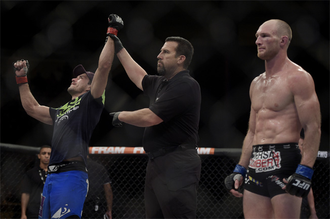 Demian Maia é declarado o vencedor da luta principal do UFC Fight NIght 62, no Rio de Janeiro, na decisão unânime dos juízes. Foto: Inovafoto