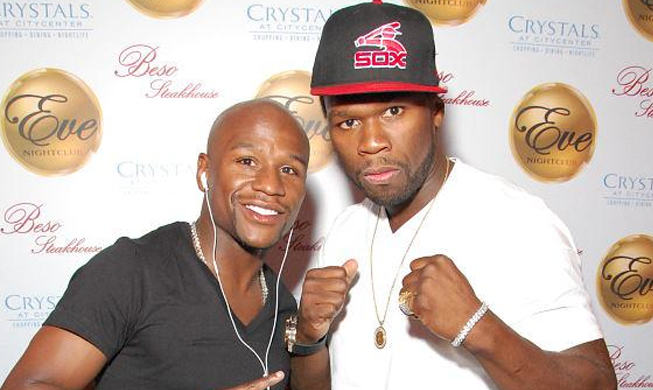 50 Cent (dir.) está esbanjando confiança em vitória de Mayweather (esq.) sobre Pacquiao. Foto: Reprodução