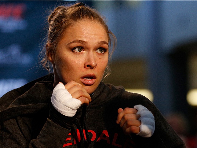 Ronda (foto) vem de cinco defesas de cinturão consecutivas. Foto: Josh Hedges/UFC