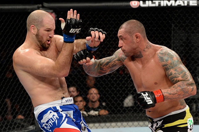 T. Silva (dir.) e M. Hamill (esq.) se enfrentaram no UFC em 2013. Foto: Josh Hedges/UFC