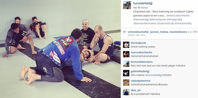 Thomson ri ao fundo, durante treino de jiu-jitsu na Checkmat. Foto: Reprodução/Instagram