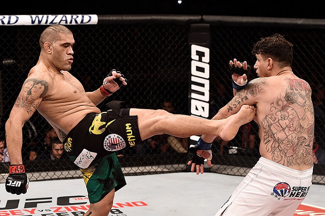 Pezão (esq.) e F. Mir (dir.) fizeram a luta principal do UFC POA. Foto: Josh Hedges/UFC