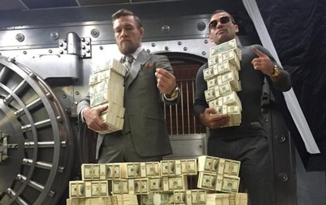 McGregor (esq.) ao melhor estilo "Money Mayweather". Foto: Reprodução
