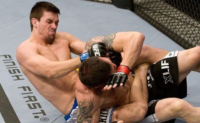 Em 2009, Demian sobrou no chão contra Sonnen. Foto: UFC
