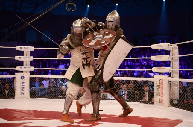 Lutas entre cavaleiros vinham acontecendo nos intervalos e agora vão ganhar um torneio. Foto: M-1