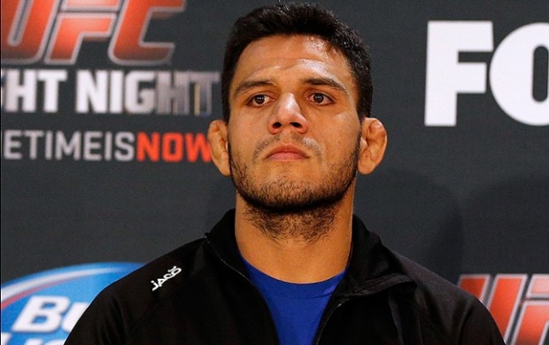 R. dos Anjos (foto) quer recuperar o cinturão dos leves do UFC. Foto: Josh Hedges/UFC