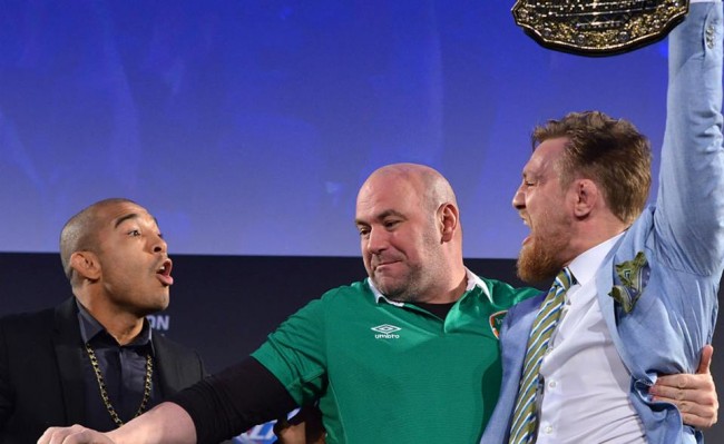 D. White (centro) tenta aparar briga entre Aldo (esq.) e McGregor (dir.) após irlandês pegar o cinturão. Foto: Divulgação/UFC