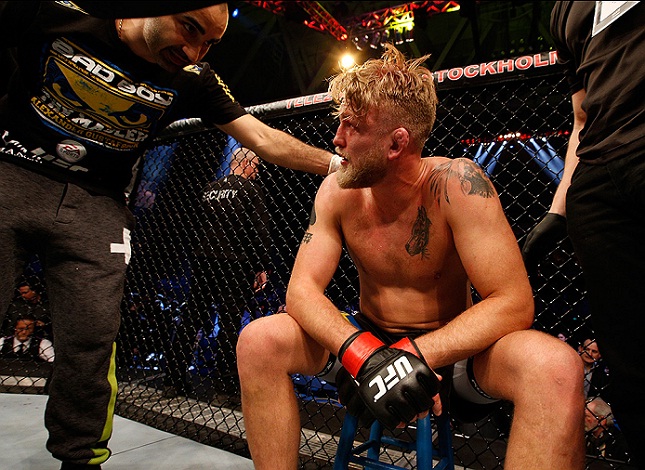 A. Gustafsson ficou inconsolável após o revés em Estocolmo. Foto: Josh Hedges/UFC