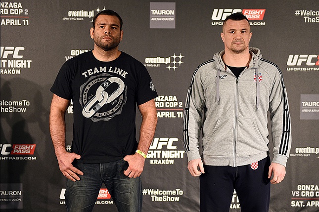Gonzaga (esq.) e Filipovic (dir.) fazem a luta principal em Cracóvia. Foto: Josh Hedges/UFC