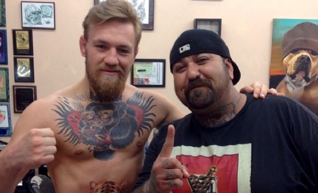 McGregor posa ao lado de amigo do tatuador responsável por seu novo desenho na pele. Foto: Reprodução