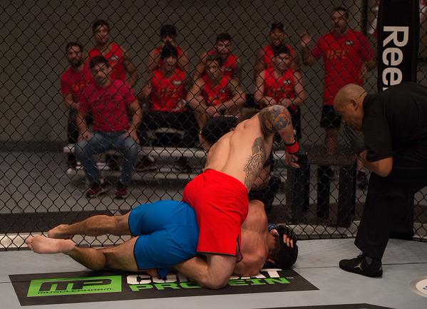 Nazareno trabalha por cima em Dedé na luta de solo. Foto: UFC