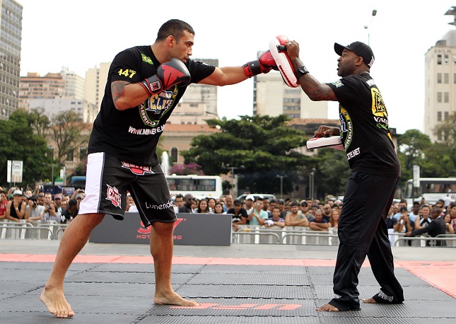 F. Werdum (esq.) quer que R. Cordeiro (dir.) encare Javier Mendez, enquanto ele pega Velasquez. Foto: Josh Hedges/UFC