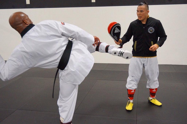 Anderson treina taekwondo em sua academia nos EUA. Foto: Reprodução