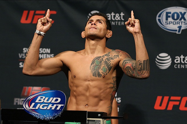 Carlos Diego (foto) busca a reabilitação de sua única derrota profissional. Foto: Josh Hedges/UFC