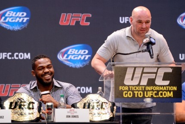 Dana (dir.) vai dar a Jones (esq.) a chance de recuperar seu cinturão quando ele voltar ao UFC. Foto: Josh Hedges/UFC