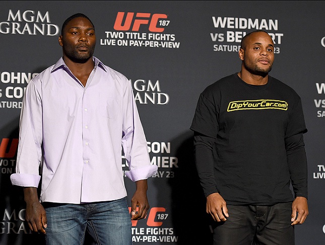 Johnson (esq.) e Cormier (dir.) disputarão o cinturão após a saída de J. Jones. Foto: Brendon Magnus/UFC