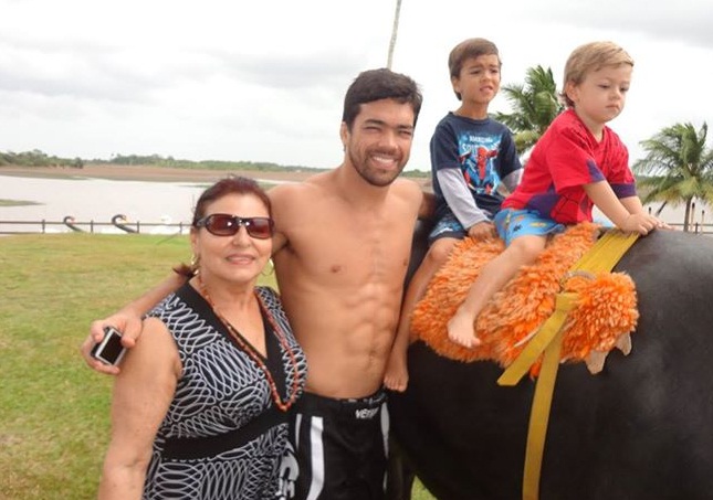 Ray do Vale (esq.), a sogra, ao lado de Lyoto e os netos. Foto: Reprodução/Facebook