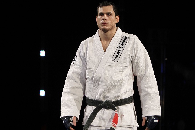 Roger (foto) fez somente uma luta pelo UFC, em julho de 2013. Foto: Strikeforce/Divulgação