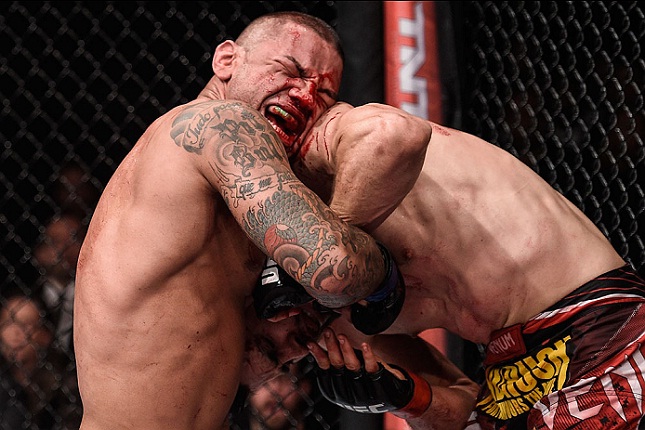T. Alves (esq.) recebeu um dos dois maiores ganchos do UFC Goiânia. Foto: Buda Mendes/UFC