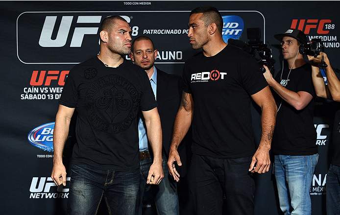 Velasquez (esq.) e Werdum (dir.) farão revanche por cinturão do UFC. Foto: Divulgação/UFC