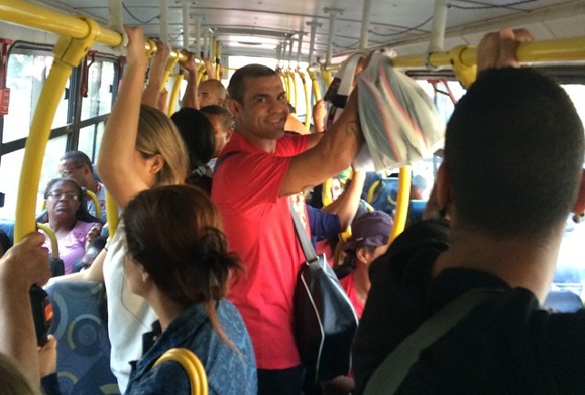 V. Belfort "testa" transporte coletivo do Rio . Foto: Reprodução