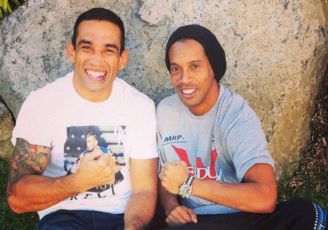 Ronaldinho (dir.) ao lado de Werdum (esq.) antes do UFC 188. Foto: Reprodução