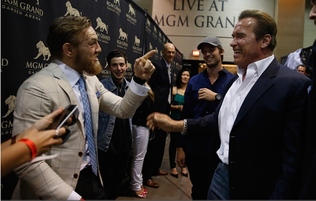 Schwarzenegger (dir.) e McGregor (esq.): ator é fã e amigo do lutador irlandês. Foto: Christian Petersen/UFC