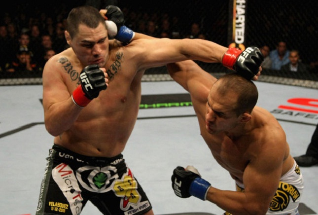 Primeira luta entre Cigano (dir.) e Velasquez (esq.) marcou estreia do UFC na Globo em 2011. Foto: Divulgação