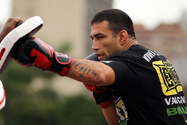 F. Werdum (foto) defende cinturão em fevereiro contra Velasquez. Foto: Josh Hedges/UFC