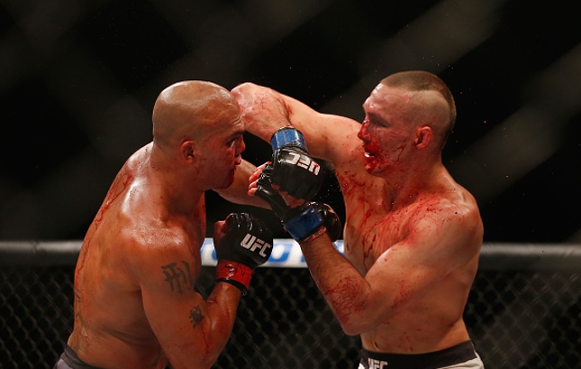 Batalha de R. Lawler (esq.) e R. MacDonald durou cinco rounds. Foto: Josh Hedges/UFC