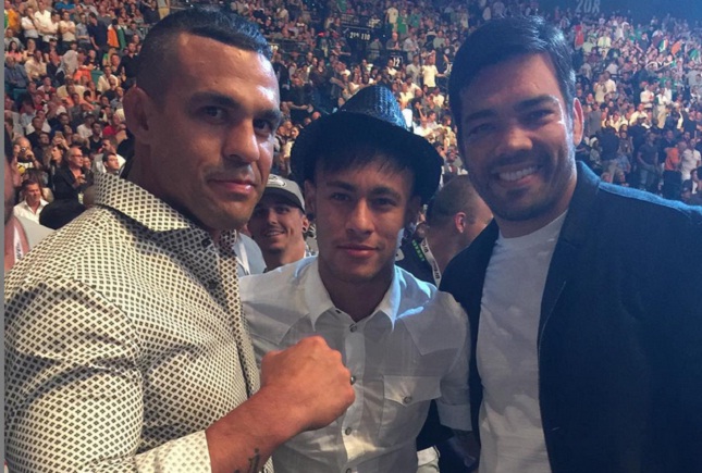Vitor (esq.) e Lyoto (dir.) ao lado de Neymar: encontro aconteceu no UFC 189. Foto: Instagram/Reprodução