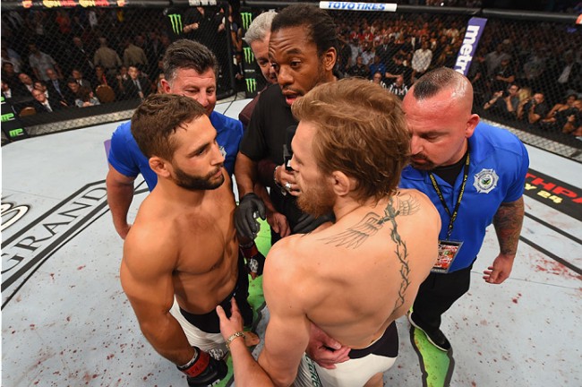 Mendes (esq.) e McGregor (dir.) fizeram a luta principal em Las Vegas. Foto: Divulgação/UFC