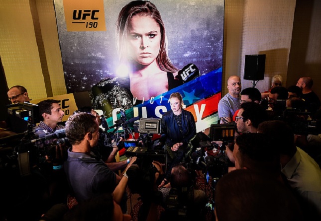 Ronda (ao centro) rodeada por dezenas de jornalistas durante o Media Day. Foto: Buda Mendes/UFC
