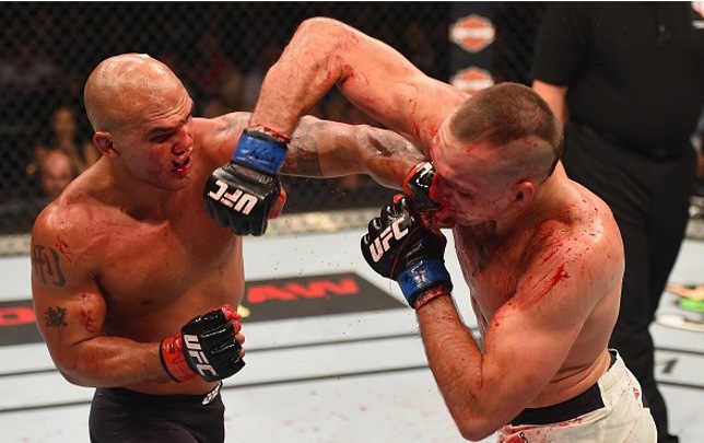 R. Lawler (esq.) e R. MacDonald (dir.): luta co-principal do UFC 189 teve muita ação. Foto: Josh Hedges/UFC