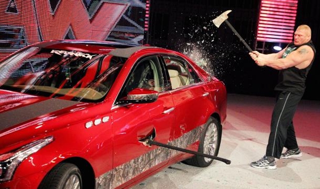 Lesnar e seus dois machados fizeram um verdadeiro estrago no carro de luxo. Foto: Divulgação/WWE