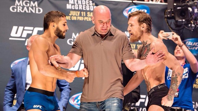 Mendes (esq.) e McGregor (dir.) finalmente se enfrentarão no UFC 189. Foto: Divulgação 