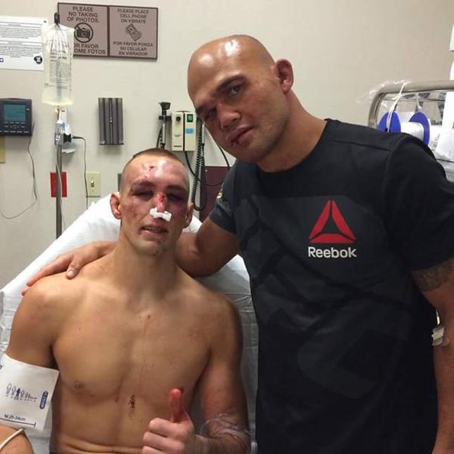 Rory e Robbie no hospital após UFC 189. Foto:  Reprodução