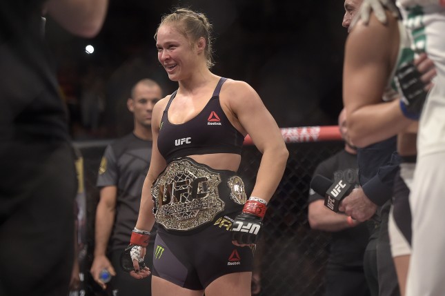 Ronda (foto) é dona de três das seis lutas mais rápidas valendo título no Ultimate. Foto: Josh Hedges/UFC