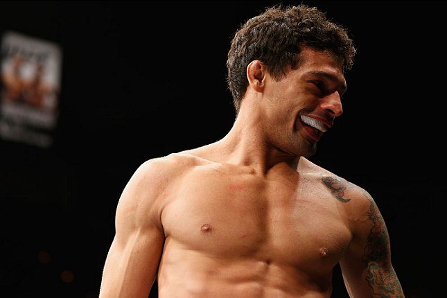 A. Martins (foto) busca sua terceira vitória consecutiva no octógono. Foto: Josh Hedges/UFC